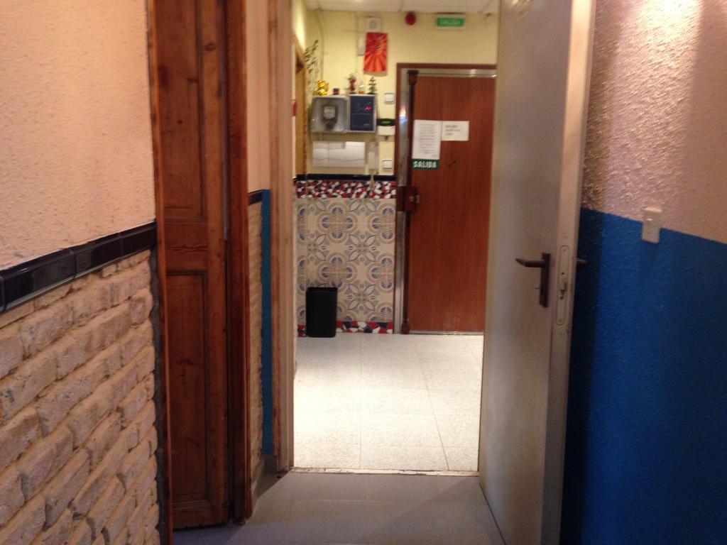 Pension Bertolin Барселона Экстерьер фото